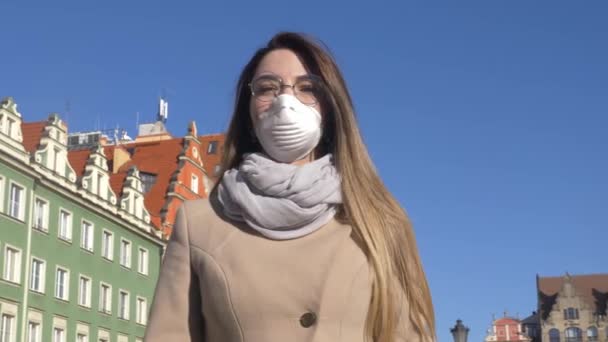 ポーランドのヴロツワフの旧市街でケアマスクのブロンドの女性 — ストック動画