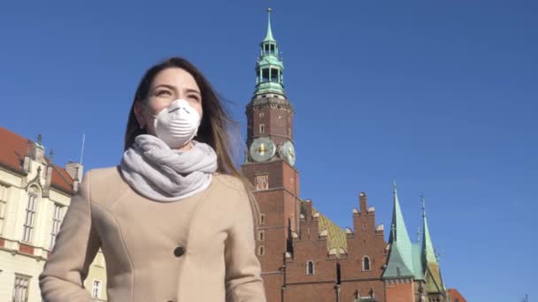 Blondine Vrouw Met Masker Oude Stad Van Wroclaw Polen — Stockvideo