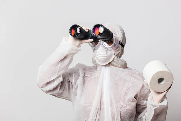 Koruyucu Giysili Genç Doktor Maskeli Gözlüklü Tuvalet Kağıdı Beyaz Arka — Stok fotoğraf