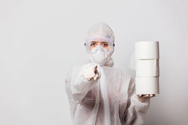 Joven Médico Traje Protección Gafas Con Máscara Con Papel Higiénico —  Fotos de Stock