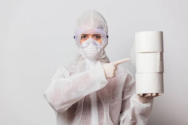 Joven Médico Traje Protección Gafas Con Máscara Con Papel Higiénico —  Fotos de Stock