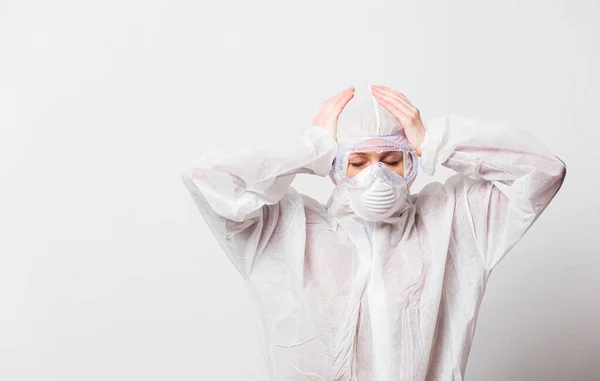 Médico Joven Traje Protección Gafas Con Máscara Sobre Fondo Blanco —  Fotos de Stock