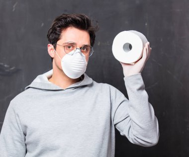 Tuvalet kağıdı olan yakışıklı bir adam. 