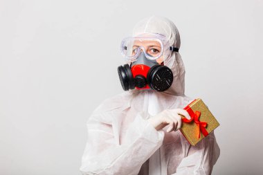 Koruyucu giysili kadın doktor ve maske takan gözlüklü kadın. 