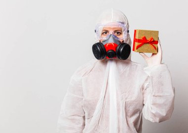 Koruyucu giysili kadın doktor ve maske takan gözlüklü kadın. 