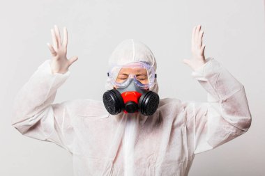 Koruyucu giysili kadın doktor ve maskeli gözlüklü.