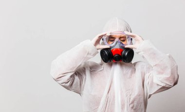 Koruyucu giysili kadın doktor ve maskeli gözlüklü.