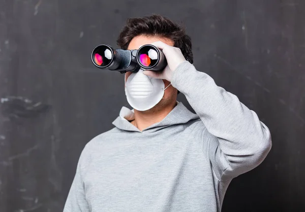 Kerl Mit Fernglas Und Mundschutz Schaut — Stockfoto