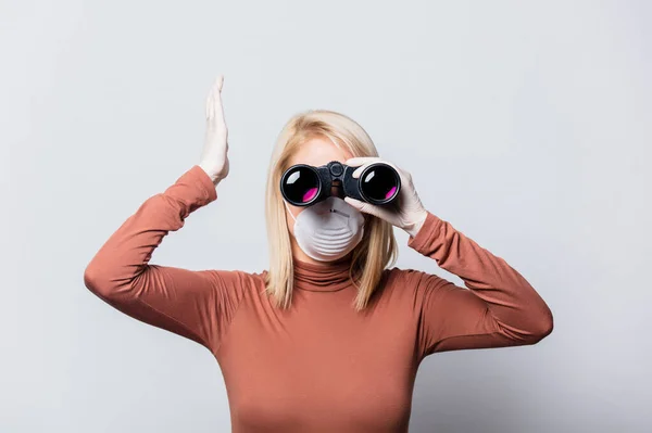 Stil Blonde Frau Mit Fernglas Auf Weißem Hintergrund — Stockfoto