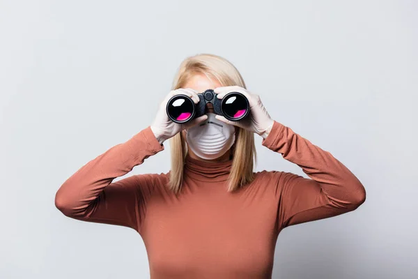 Estilo Mulher Loira Com Binóculos Fundo Branco — Fotografia de Stock