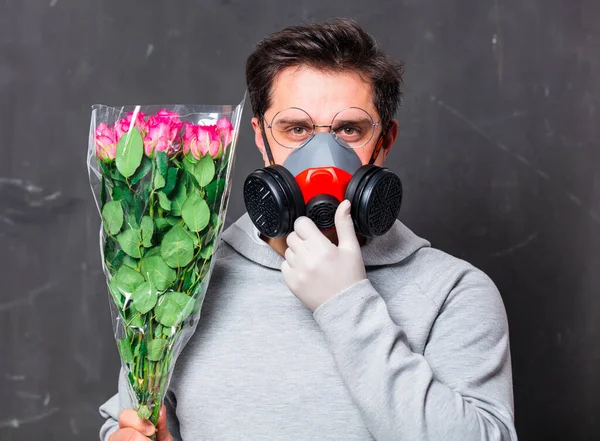 Hombre Del Amor Máscara Cara Sostiene Ramo Rosas —  Fotos de Stock