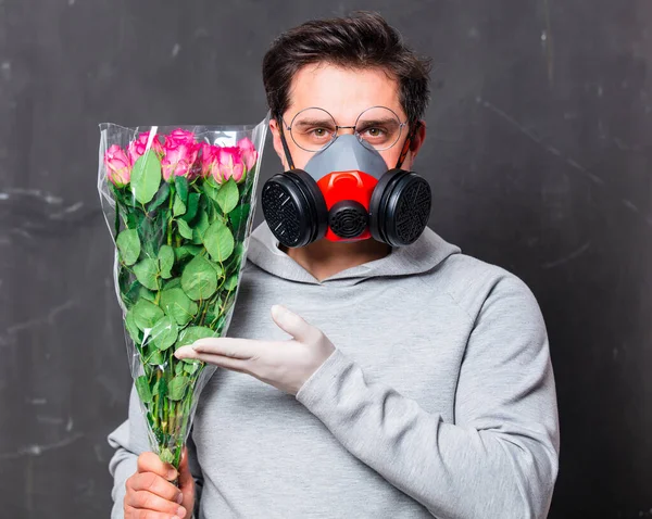 Homem Amor Máscara Facial Segura Buquê Rosas — Fotografia de Stock