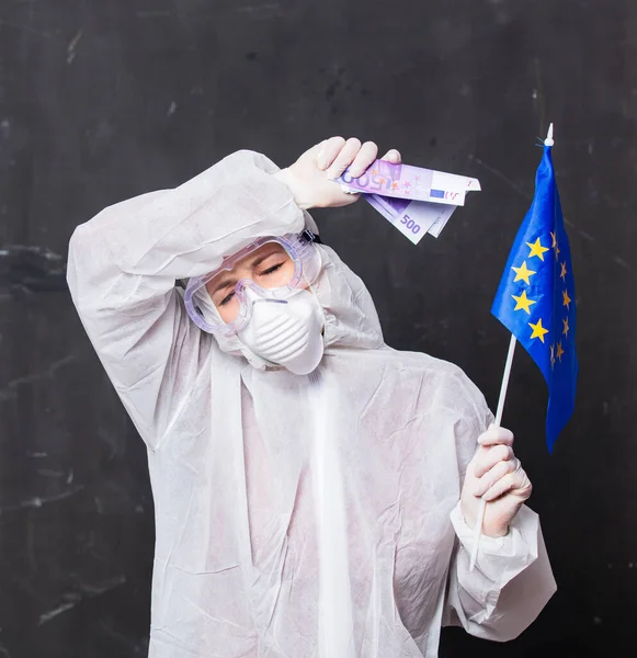 Kvinnlig Läkare Skyddsdräkt Och Glasögon Med Mask Håller Euro Pengar — Stockfoto