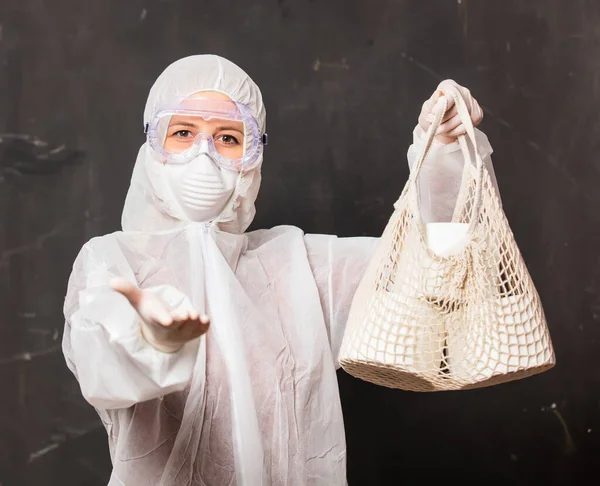 Femeie Costum Protecție Ochelari Mască Ține Hârtie Igienică — Fotografie, imagine de stoc