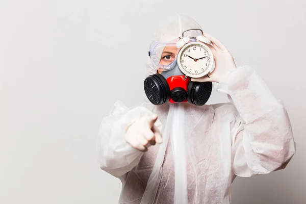 Doctora Traje Protección Gafas Con Máscara Sostiene Reloj Despertador —  Fotos de Stock