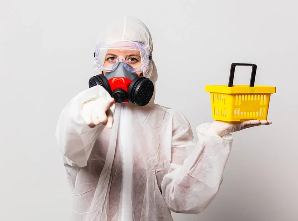 Hona Skyddsdräkt Och Glasögon Med Mask Håller Kundvagn — Stockfoto