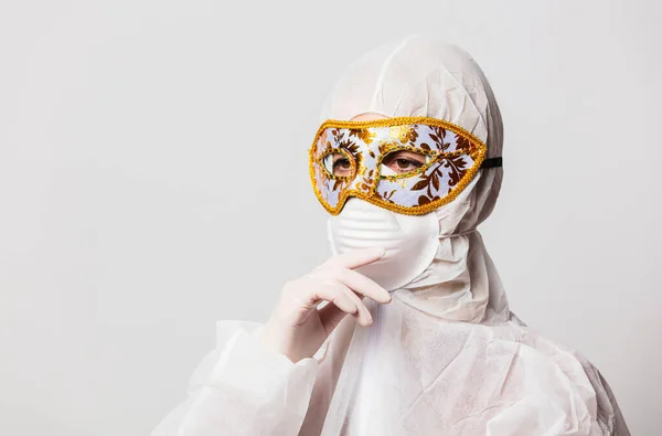 Koruyucu Giysili Kadın Doktor Venedik Karnaval Maskeli Gözlükler — Stok fotoğraf