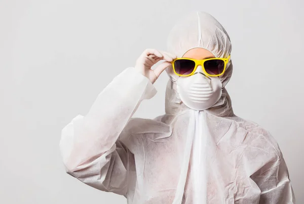 Kvinnlig Läkare Skyddsdräkt Och Solglasögon Med Mask — Stockfoto