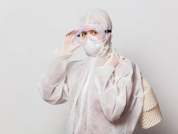 Fêmea Terno Proteção Óculos Com Máscara Detém Papel Higiênico — Fotografia de Stock