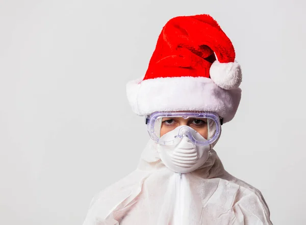 Γυναίκα Γιατρός Στολή Προστασίας Και Γυαλιά Μάσκα Και Καπέλο Χριστουγέννων — Φωτογραφία Αρχείου