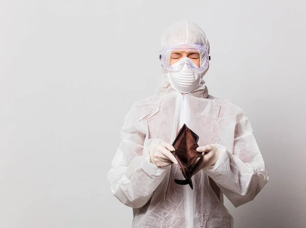 Médico Femenino Traje Protección Gafas Con Máscara Sostiene Cartera Vacía —  Fotos de Stock