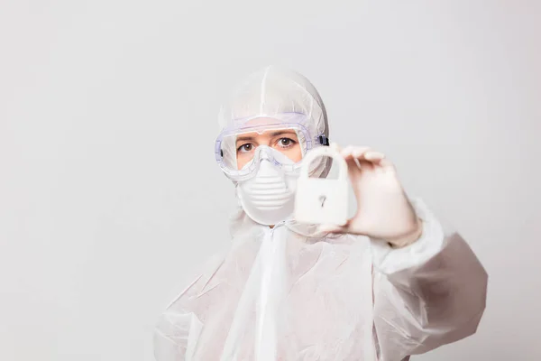 Doctora Traje Protección Gafas Con Máscara Sujeta Cerradura —  Fotos de Stock