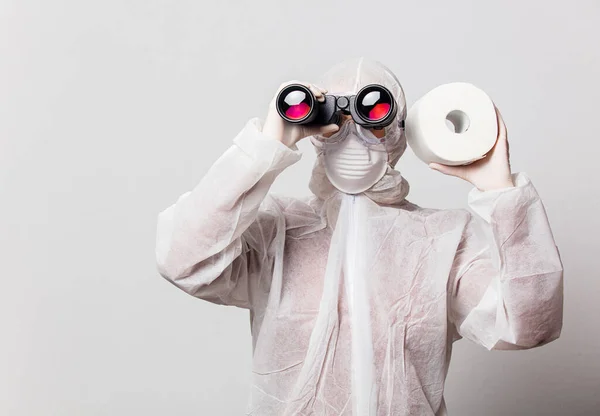 Koruyucu Kıyafetli Genç Bir Doktor Tuvalet Kağıdı Dürbünlü Bir Maske — Stok fotoğraf