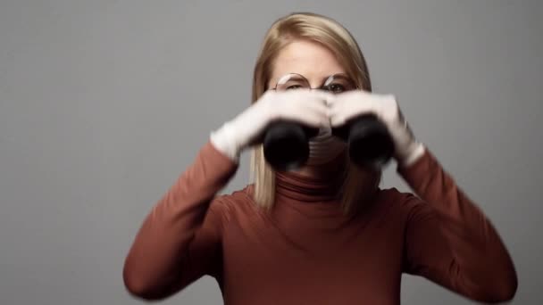 Blonde Dame Mit Gesichtsmaske Und Fernglas — Stockvideo