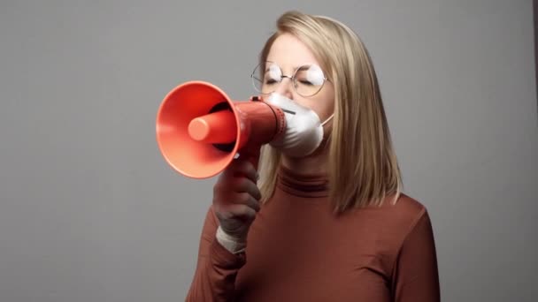 Senhora Loira Máscara Facial Com Megafone — Vídeo de Stock