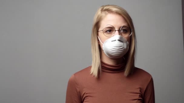 Vacker Blond Kvinna Glasögon Och Ansiktsmask Vit Bakgrund — Stockvideo