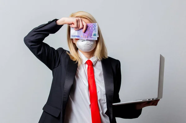 Podnikatelka Masce Obličeje Červené Brýle Notebookem Peníze Šedém Pozadí — Stock fotografie