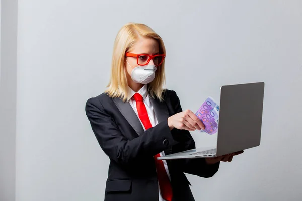 Bizneswoman Masce Twarzy Czerwone Okulary Notatnikiem Pieniądze Szarym Tle — Zdjęcie stockowe