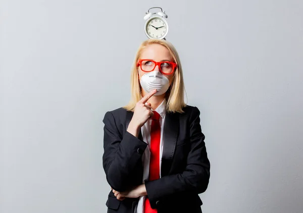 Mujer Negocios Con Máscara Facial Gafas Rojas Con Despertador Sobre — Foto de Stock