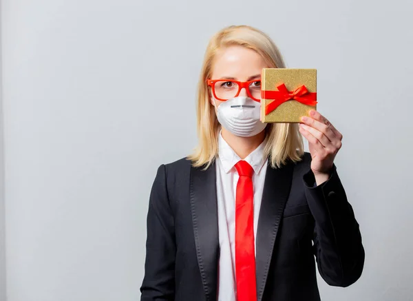 Affärskvinna Ansiktet Mask Håller Presentförpackning Grå Bakgrund — Stockfoto