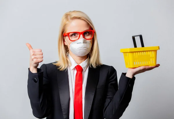 Geschäftsfrau Mit Gesichtsmaske Und Roter Brille Mit Korb Auf Grauem — Stockfoto