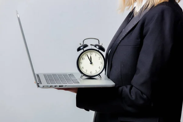 양복을 사업가와 배경에 시계와 컴퓨터로 마스크 — 스톡 사진