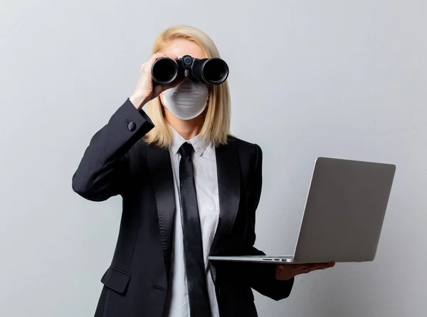 Geschäftsfrau Schwarzen Anzug Und Gesichtsmaske Mit Fernglas Und Computer Auf — Stockfoto