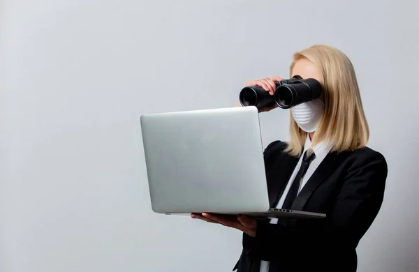 Geschäftsfrau Schwarzen Anzug Und Gesichtsmaske Mit Fernglas Und Computer Auf — Stockfoto
