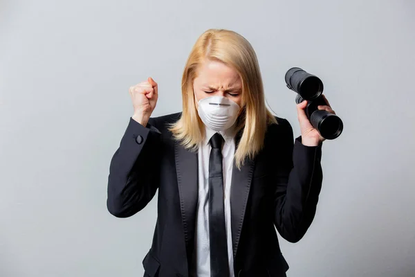 Geschäftsfrau Schwarzen Anzug Und Gesichtsmaske Mit Fernglas Auf Grauem Hintergrund — Stockfoto