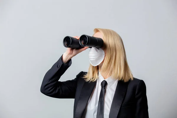 Mujer Negocios Traje Negro Mascarilla Con Prismáticos Sobre Fondo Gris —  Fotos de Stock