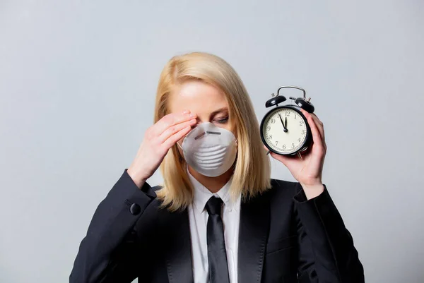 Disperata Donna Affari Tuta Nera Maschera Viso Tiene Sveglia Sfondo — Foto Stock