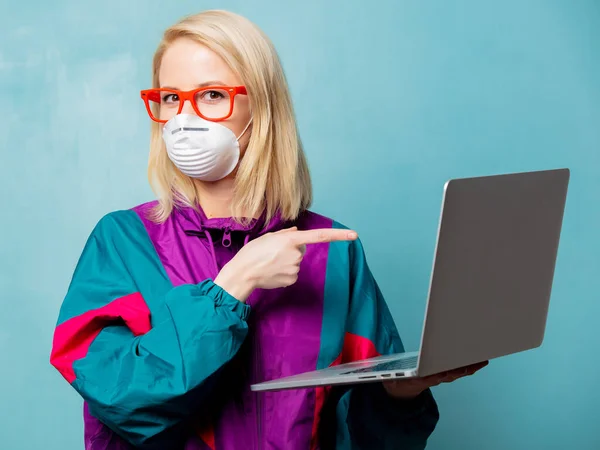 Estilo Mulher Loira Roupas Dos Anos Máscara Facial Contém Notebook — Fotografia de Stock