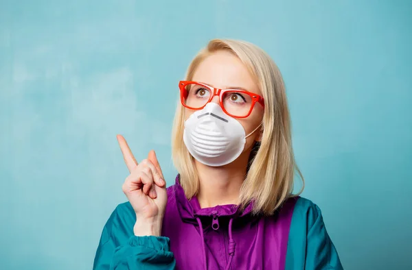 Stil Blond Kvinna Talskläder Och Ansiktsmask Blå Bakgrund — Stockfoto