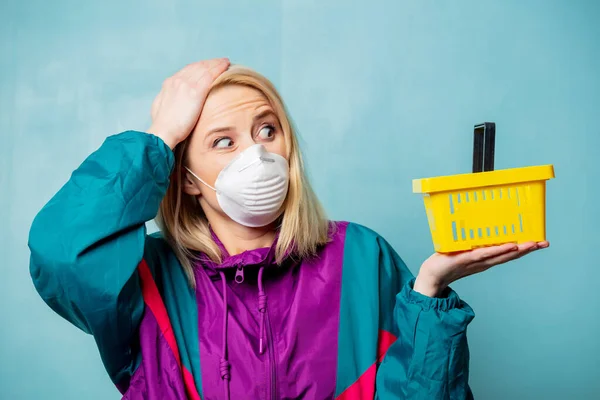 Estilo Mujer Rubia Los Años Ropa Mascarilla Con Cesta Compra —  Fotos de Stock