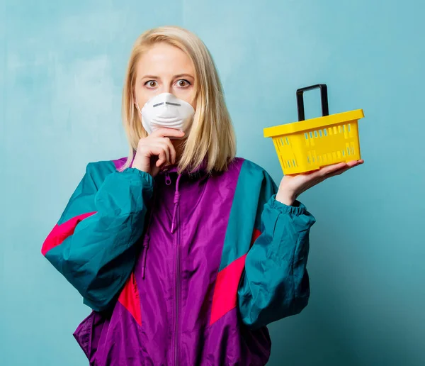 Estilo Mulher Loira Roupas Dos Anos Máscara Facial Com Cesta — Fotografia de Stock