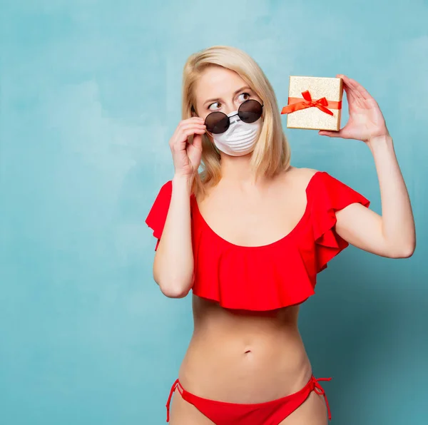 Mujer Rubia Bikini Mascarilla Con Caja Regalo Sobre Fondo Azul —  Fotos de Stock