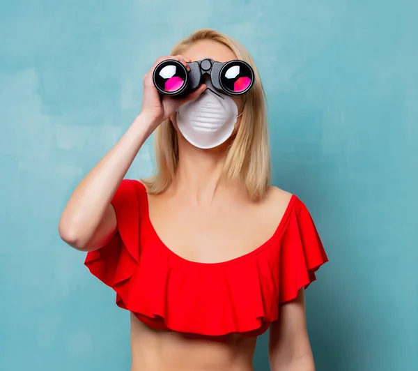 Blond Vrouwtje Rode Bikini Gezichtsmasker Met Verrekijker Blauwe Achtergrond — Stockfoto