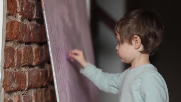 Bonito Menino Criança Desenho Painel Casa — Vídeo de Stock