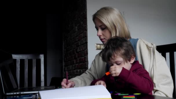 Νεαρή Μητέρα Εργάζεται Έναν Υπολογιστή Στο Σπίτι Παιδί Της — Αρχείο Βίντεο