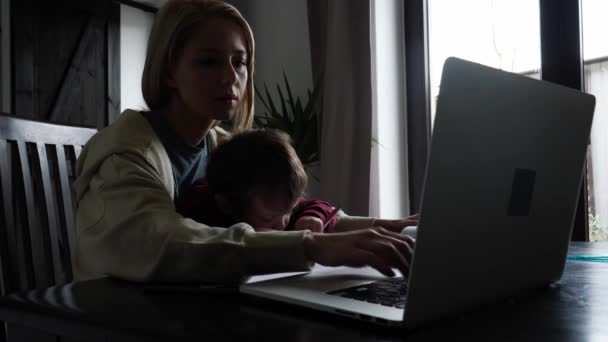 Jovem Mãe Trabalha Computador Casa Com Seu Filho — Vídeo de Stock